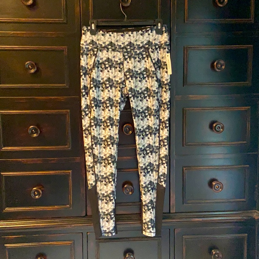 Black and white geometric patterned leggings size medium